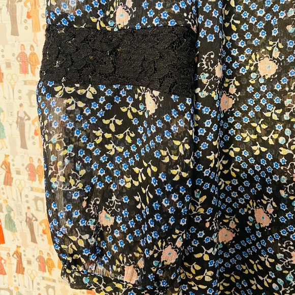 Floral Mossimo blouse 🖤 - Picture 4 of 6